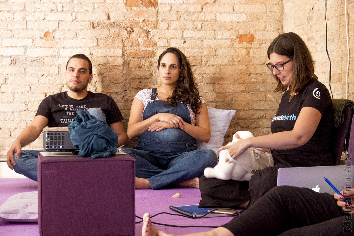 Encontro de educação perinatal da GentleBirth com casal grávido e profissional