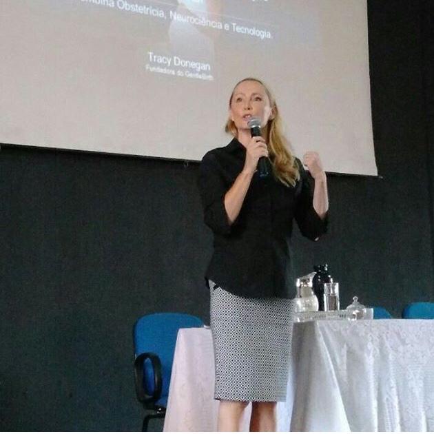 Tracy Donegan, fundadora da GentleBirth, durante palestra no Brasil