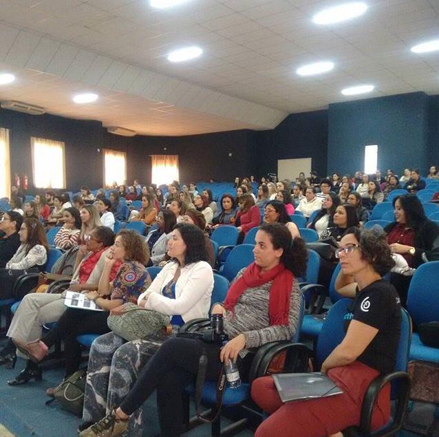 Auditório lotado durante encontro da GentleBirth em Vitória da Conquista